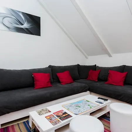 Febe Apartment *